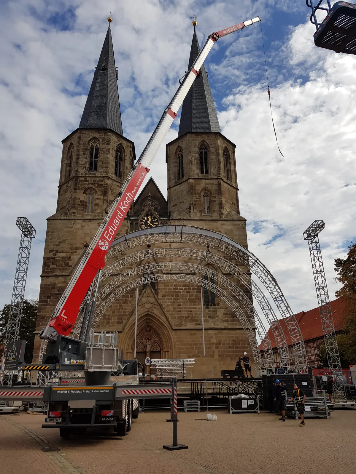 Kraneinsatz Bühnenbau in der Duderstädter Innenstadt