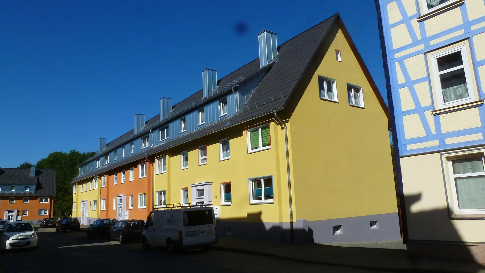 Dachsanierung Mehrfamilienhaus bestehend aus Ziegeldach sowie Schornstein- und Gaubenverkleidung in Stehfalztechnik mit vorbewittertem Zinkblech