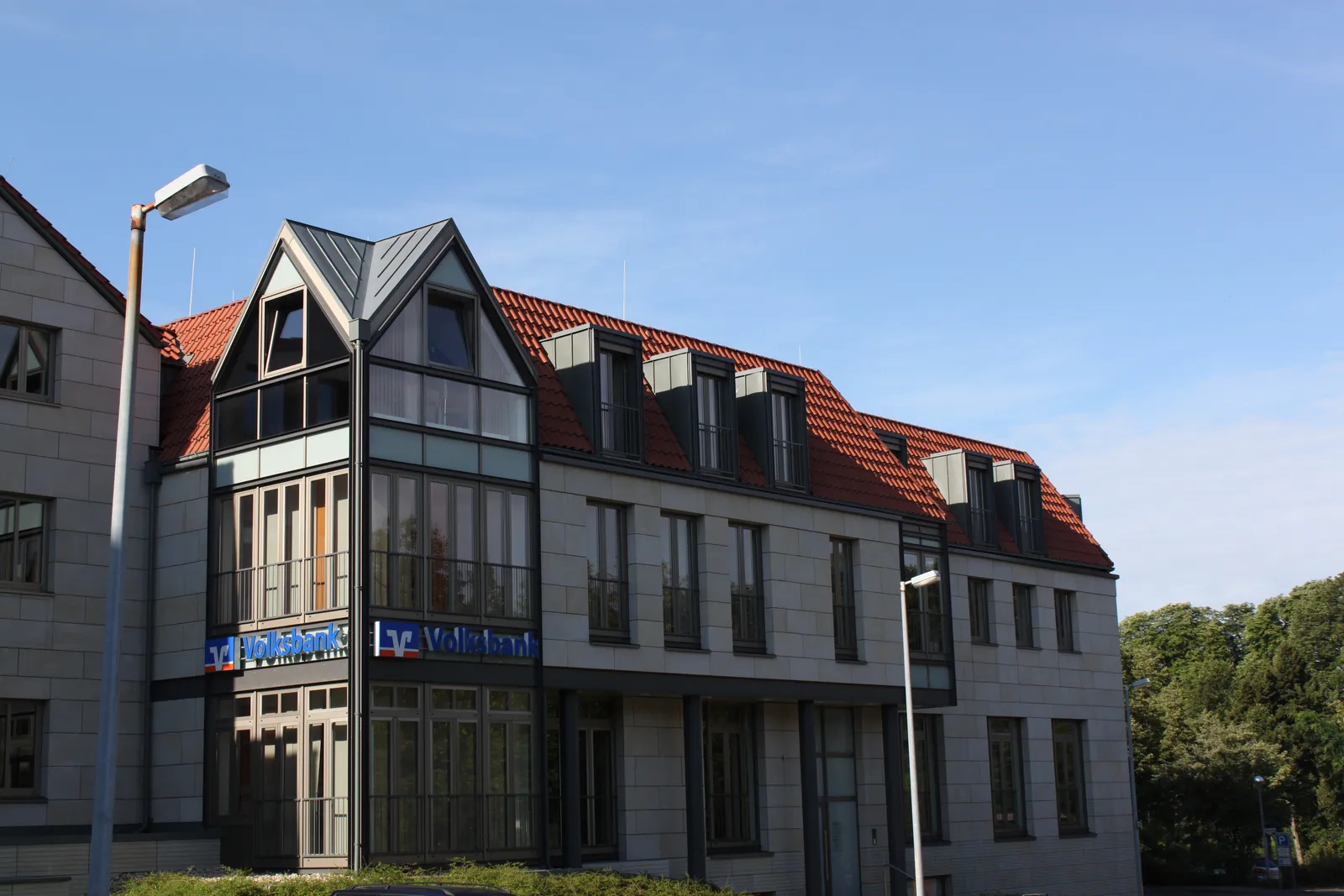 Dachsanierung Volksbank Mitte eG in Duderstadt; Mansardflächen mit Dachziegeln; Dachfläche mit Abdichtungsbahnen