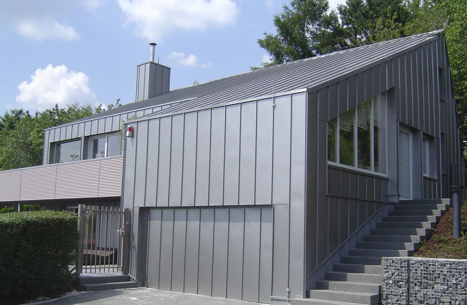 Einfamilienhaus mit Stehfalzbekleidung