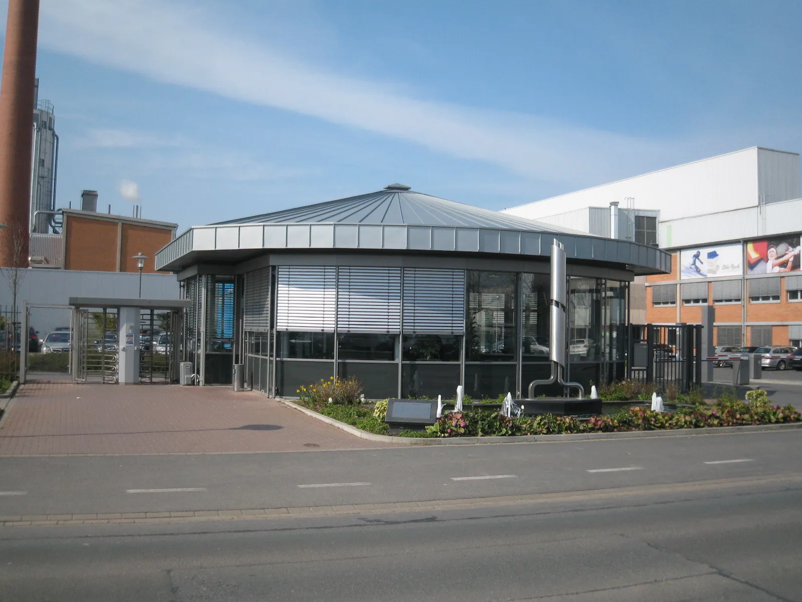 Eingangspforte aus Zink in Stehfalztechnik bei der Firma Otto Bock in Duderstadt