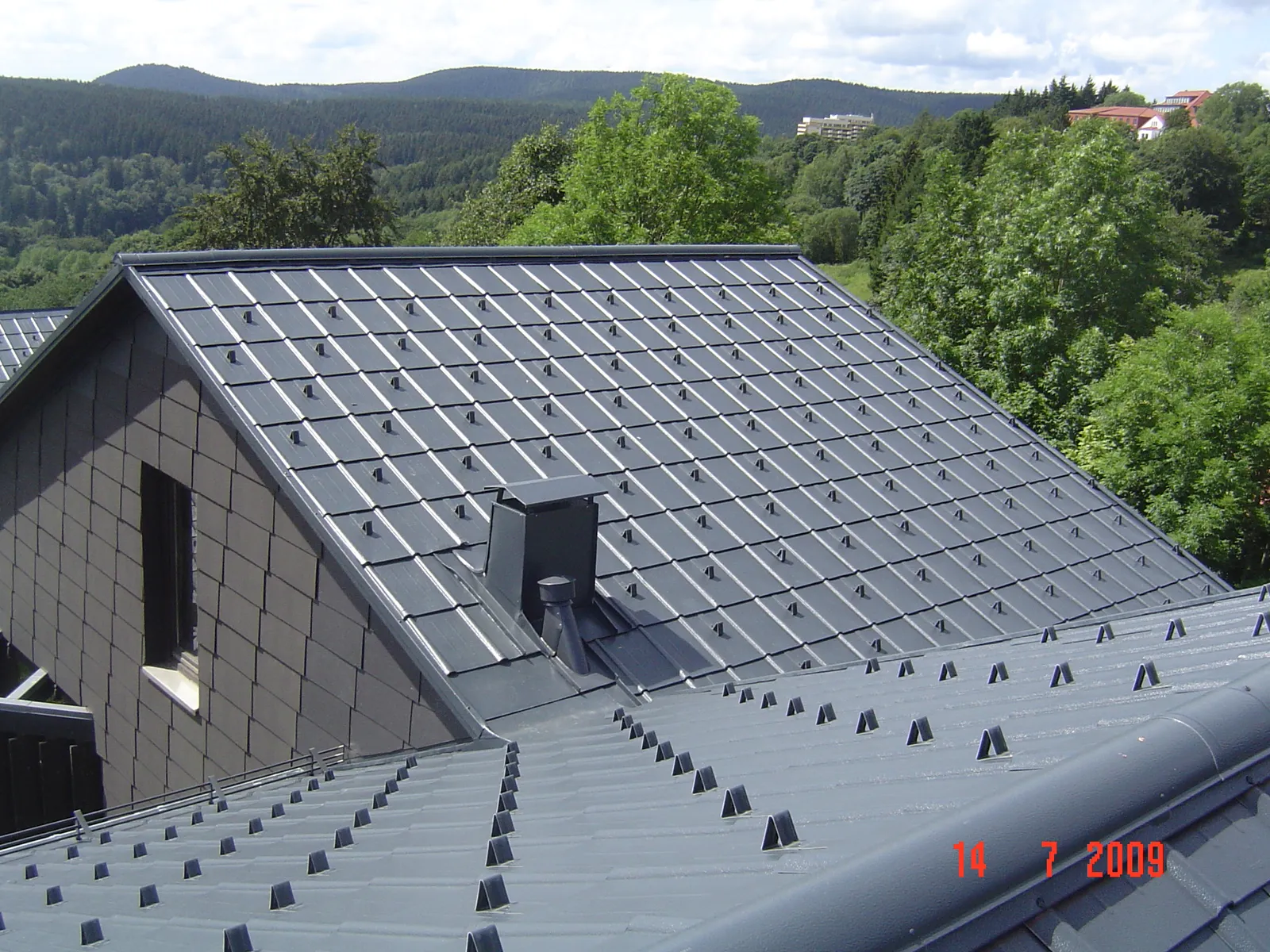 Dachsanierung eines Mehrfamilienhauses mit Dachplatte aus Aluminium von Prefa