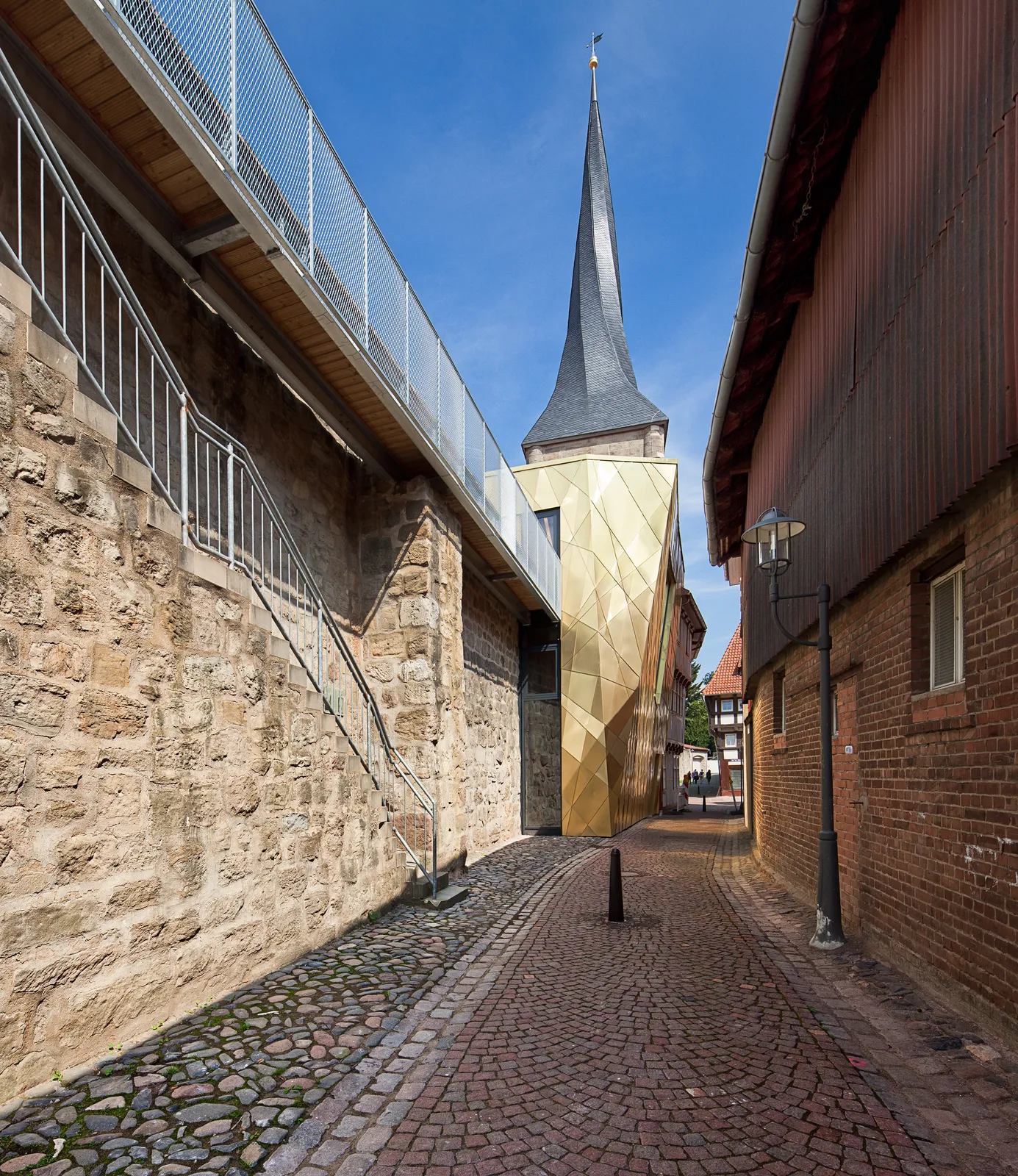 Schützenmuseum Duderstadt Fassade mit Falztechnik in Tecu Goldkupfer