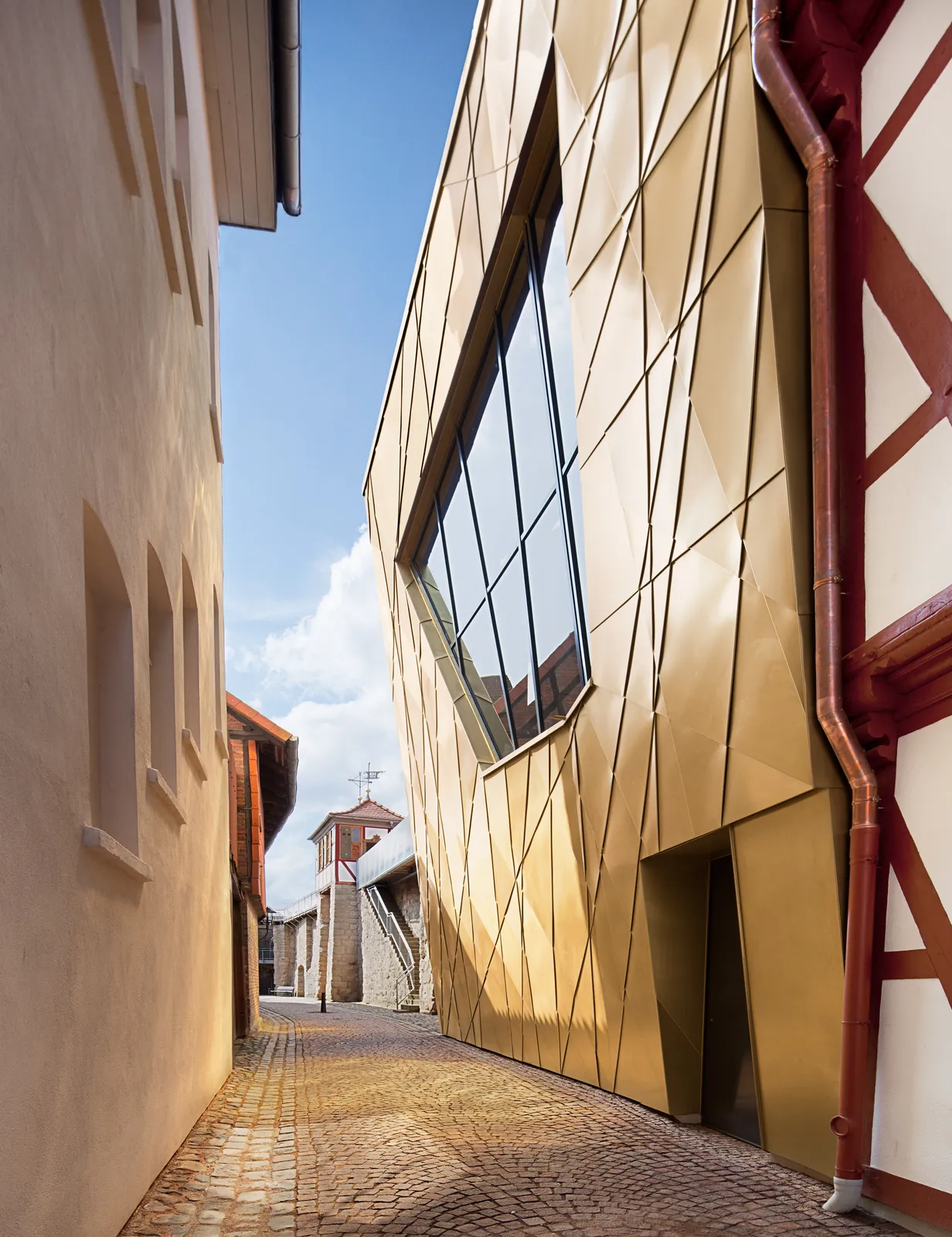 Schützenmuseum Duderstadt Fassade mit Falztechnik in Tecu Goldkupfer