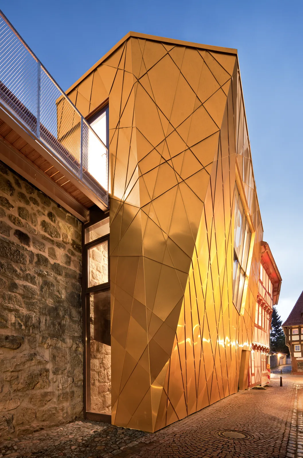 Schützenmuseum Duderstadt Fassade mit Falztechnik in Tecu Goldkupfer