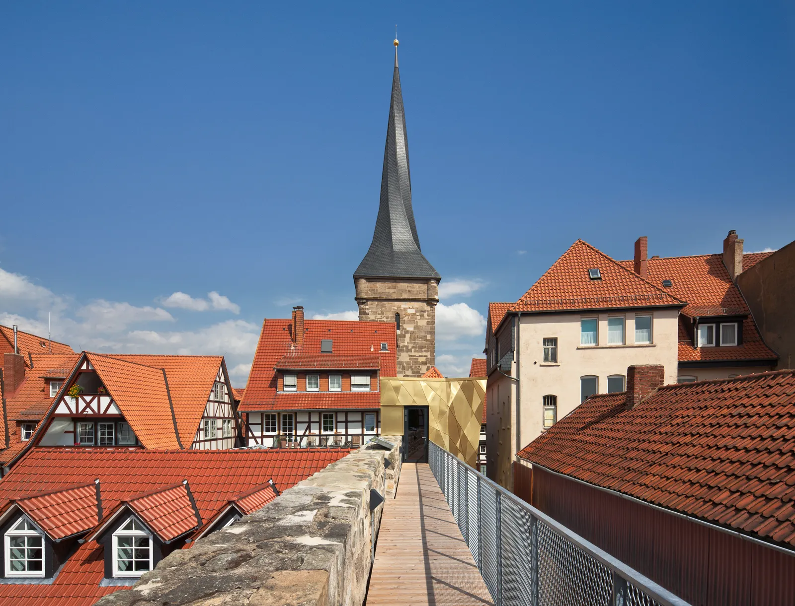 Schützenmuseum Duderstadt Fassade mit Falztechnik in Tecu Goldkupfer